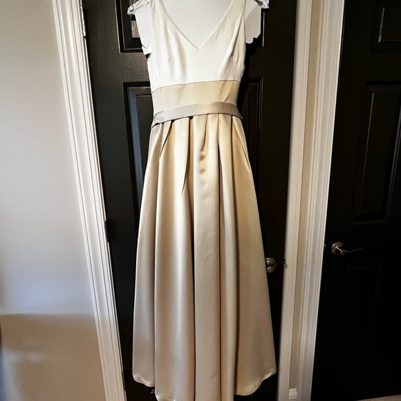 Gorgeous gown for many occasions - Picture 3 of 6